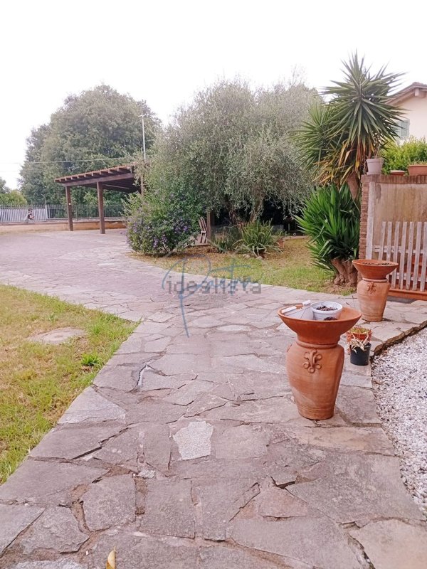 casa indipendente in vendita a Massa in zona Quercioli