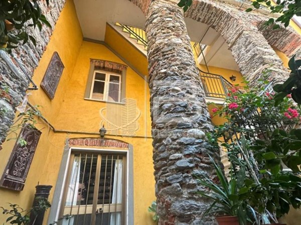 casa indipendente in vendita a Massa