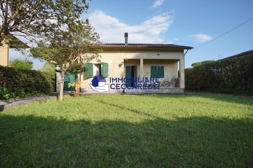 casa indipendente in vendita a Massa in zona Marina dei Ronchi