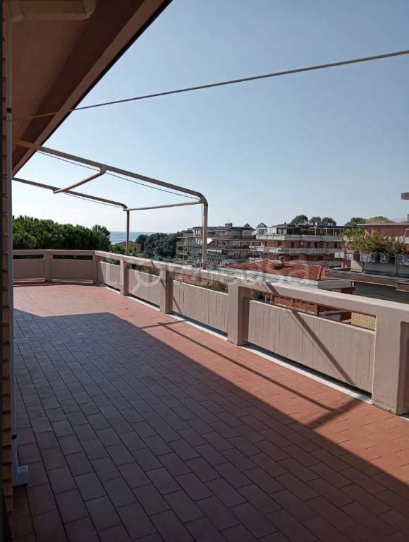 appartamento in vendita a Massa in zona Marina dei Ronchi