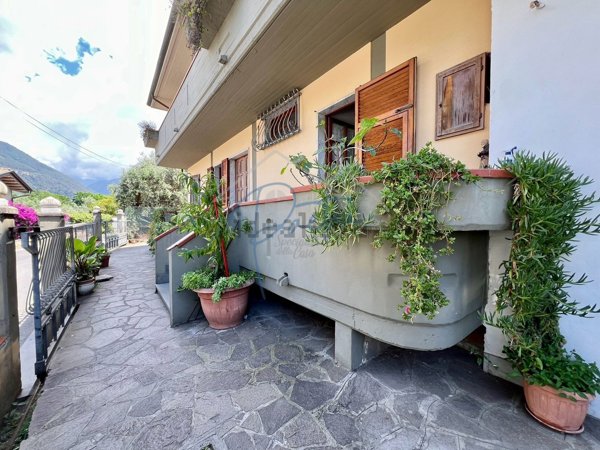 casa indipendente in vendita a Massa
