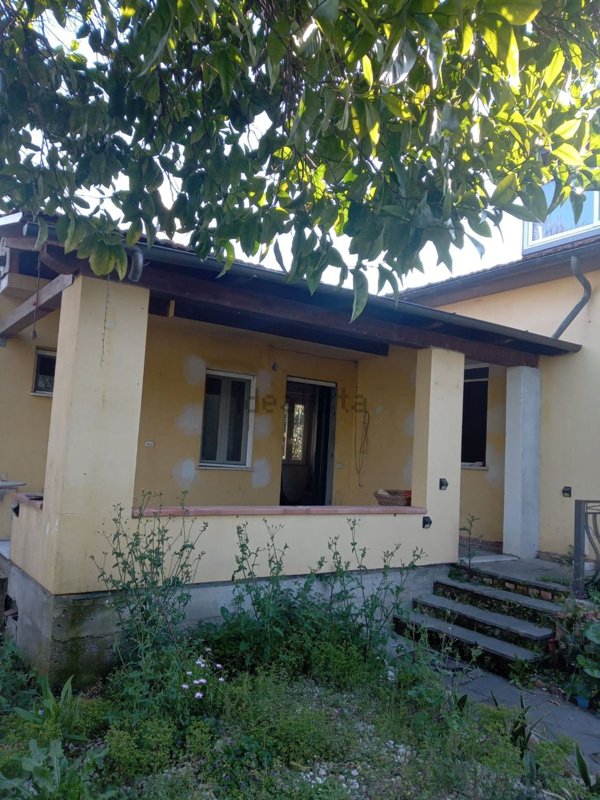casa indipendente in vendita a Massa