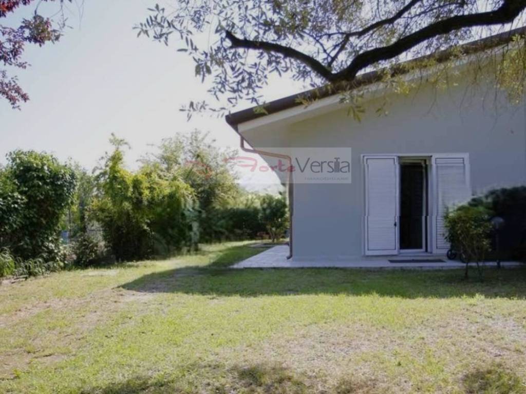 casa indipendente in vendita a Massa in zona Marina dei Ronchi
