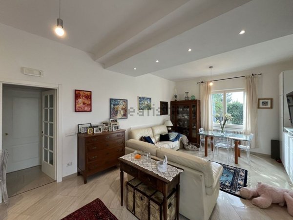 casa indipendente in vendita a Massa