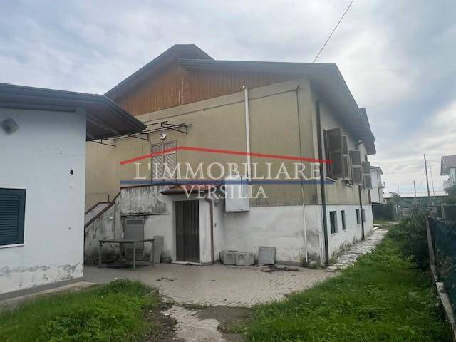 casa indipendente in vendita a Massa