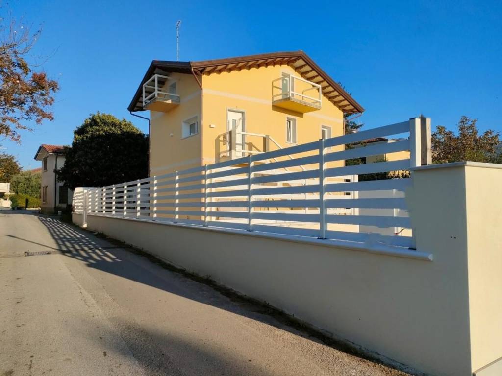 casa indipendente in vendita a Massa in zona Marina di Massa