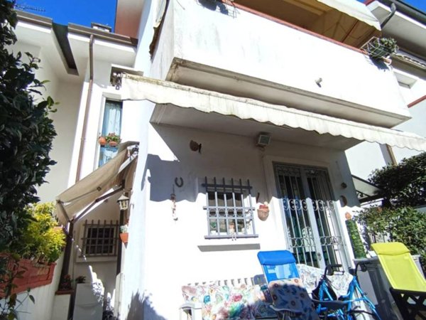 casa indipendente in vendita a Massa in zona Marina dei Ronchi
