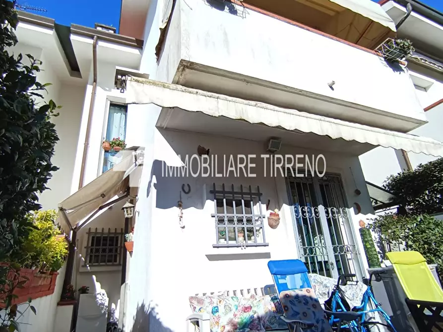 casa indipendente in vendita a Massa in zona Marina dei Ronchi