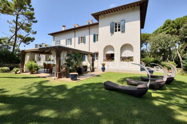 villa in vendita a Massa in zona Marina dei Ronchi
