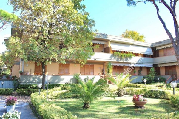 appartamento in vendita a Massa in zona Marina dei Ronchi