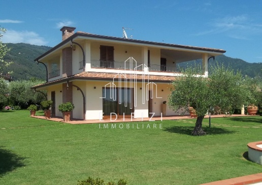 casa indipendente in vendita a Massa