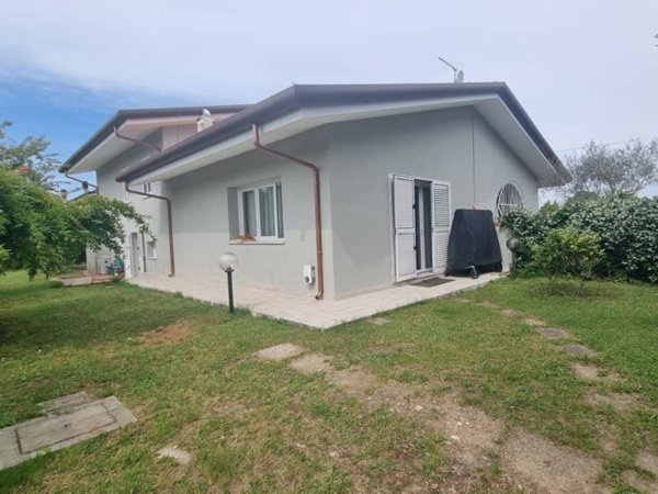 casa indipendente in vendita a Massa in zona Marina dei Ronchi