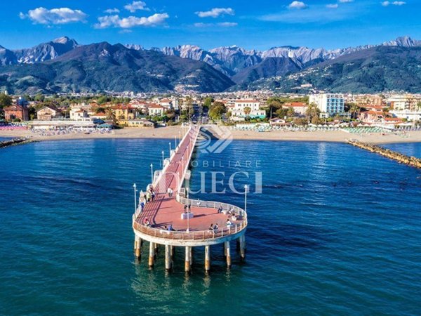 intera palazzina in vendita a Massa in zona Marina di Massa