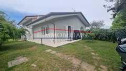 casa indipendente in vendita a Massa in zona Marina dei Ronchi