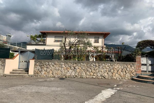 casa indipendente in vendita a Massa