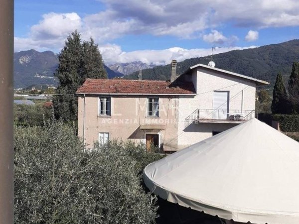 casa indipendente in vendita a Massa