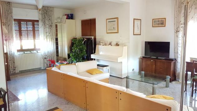 casa indipendente in vendita a Massa in zona Marina di Massa