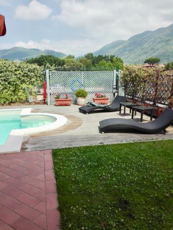 casa indipendente in vendita a Massa in zona Candia