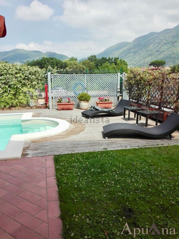 casa indipendente in vendita a Massa