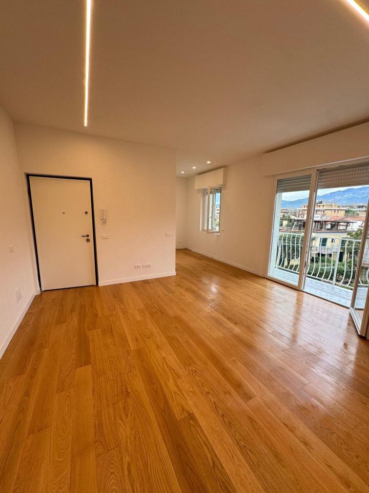 appartamento in vendita a Massa in zona Marina dei Ronchi