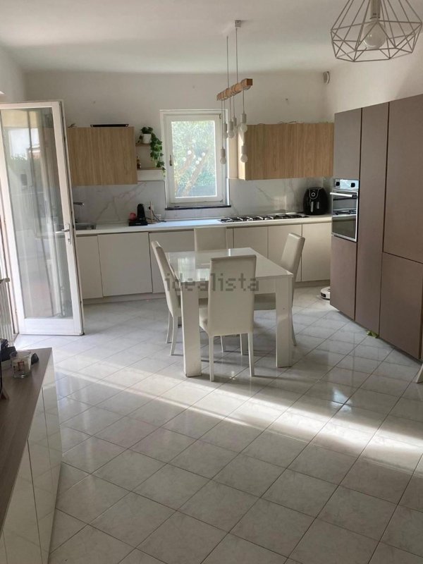 appartamento in vendita a Massa in zona Marina di Massa