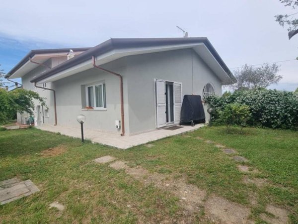 casa indipendente in vendita a Massa in zona Marina di Massa
