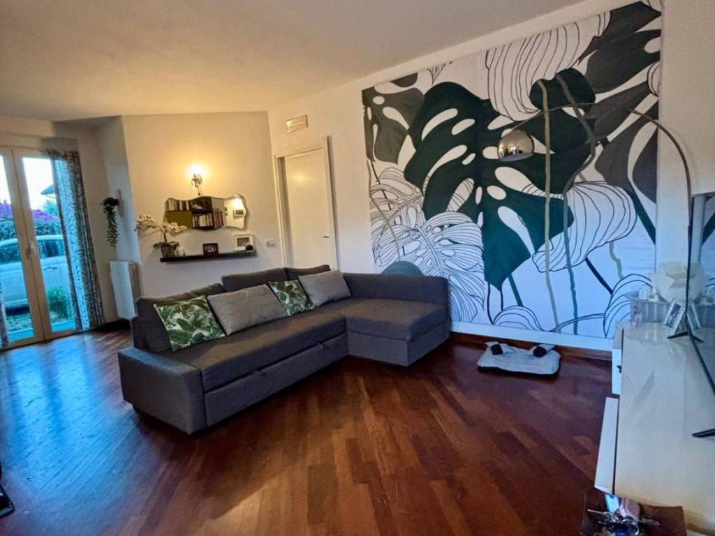 appartamento in vendita a Massa in zona Marina di Massa