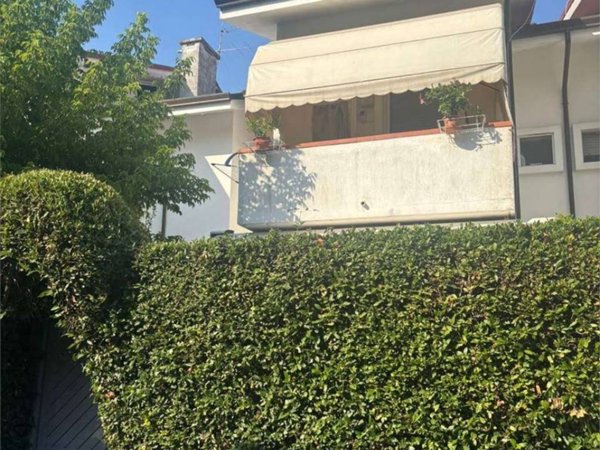 casa indipendente in vendita a Massa in zona Marina dei Ronchi