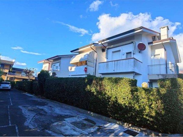 casa indipendente in vendita a Massa in zona Marina dei Ronchi