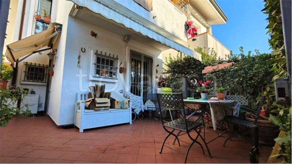 casa indipendente in vendita a Massa in zona Marina dei Ronchi