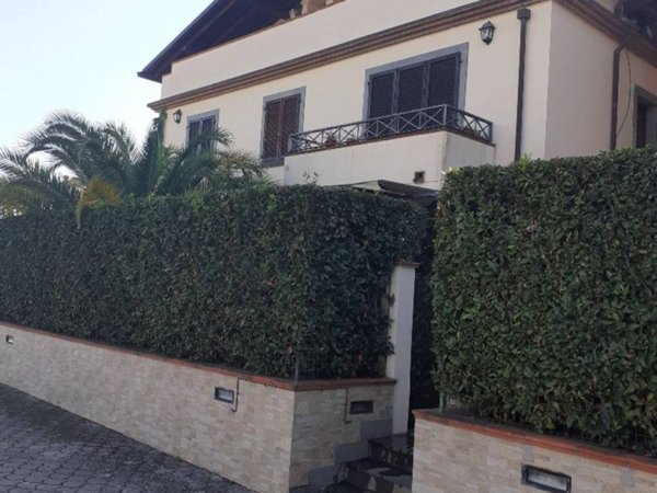 appartamento in vendita a Massa in zona Marina dei Ronchi