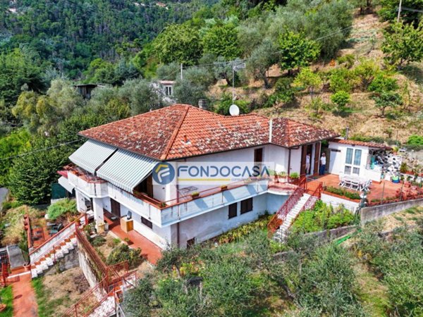 casa indipendente in vendita a Massa in zona Centro Storico