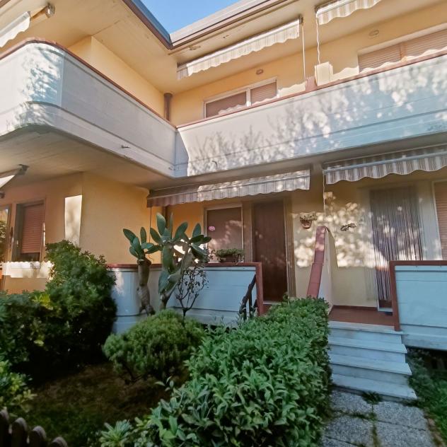 casa indipendente in vendita a Massa in zona Marina di Massa