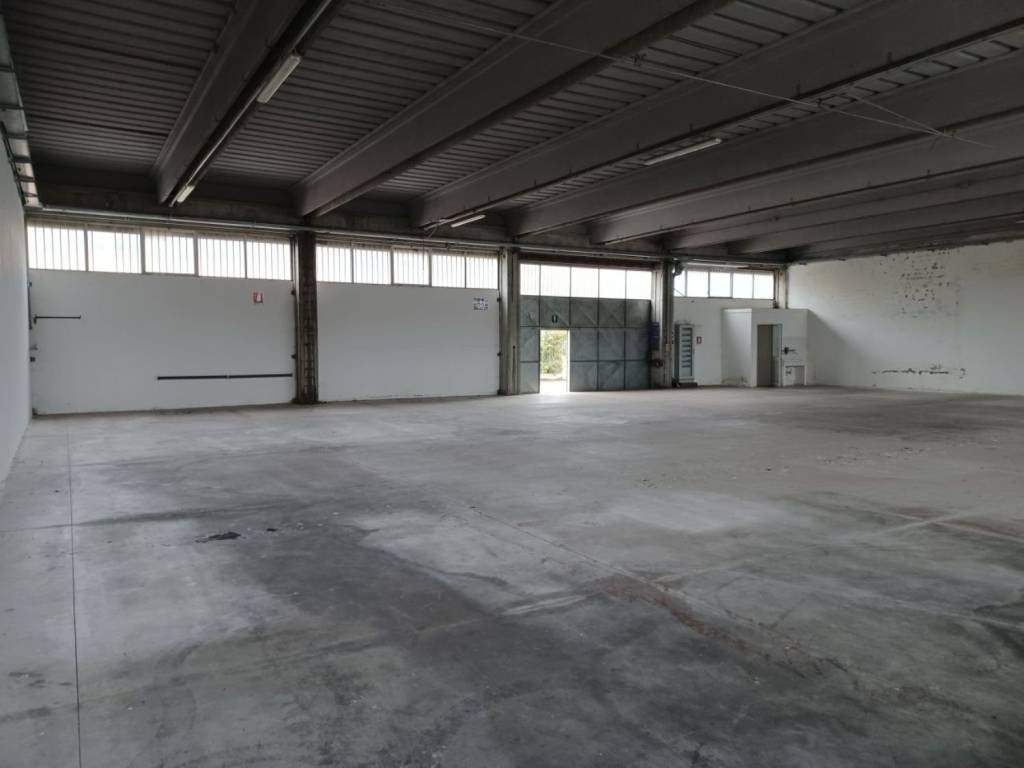 capannone in vendita a Massa in zona Castagnola