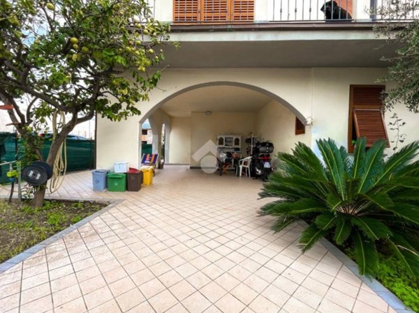 casa indipendente in vendita a Massa in zona Marina di Massa