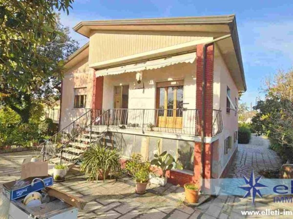 casa indipendente in vendita a Massa in zona Marina dei Ronchi
