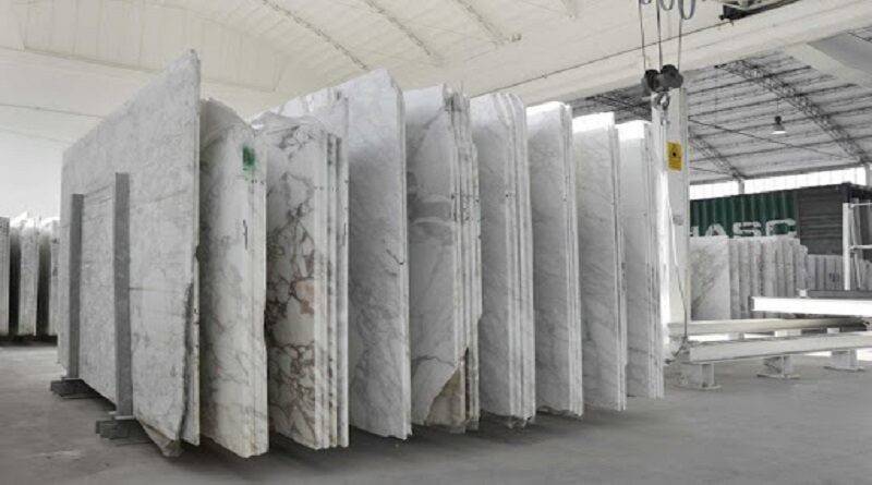 locale commerciale in vendita a Massa in zona Castagnola