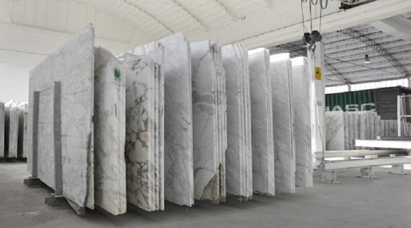 locale commerciale in vendita a Massa