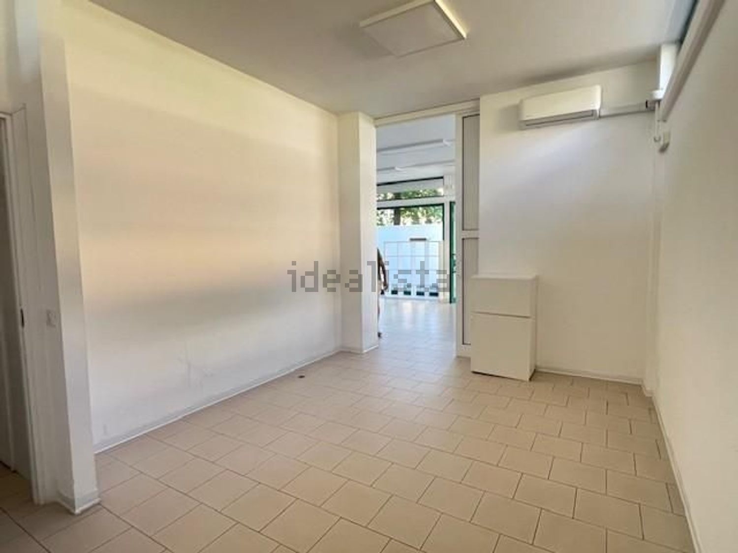 locale commerciale in vendita a Massa in zona Marina di Massa