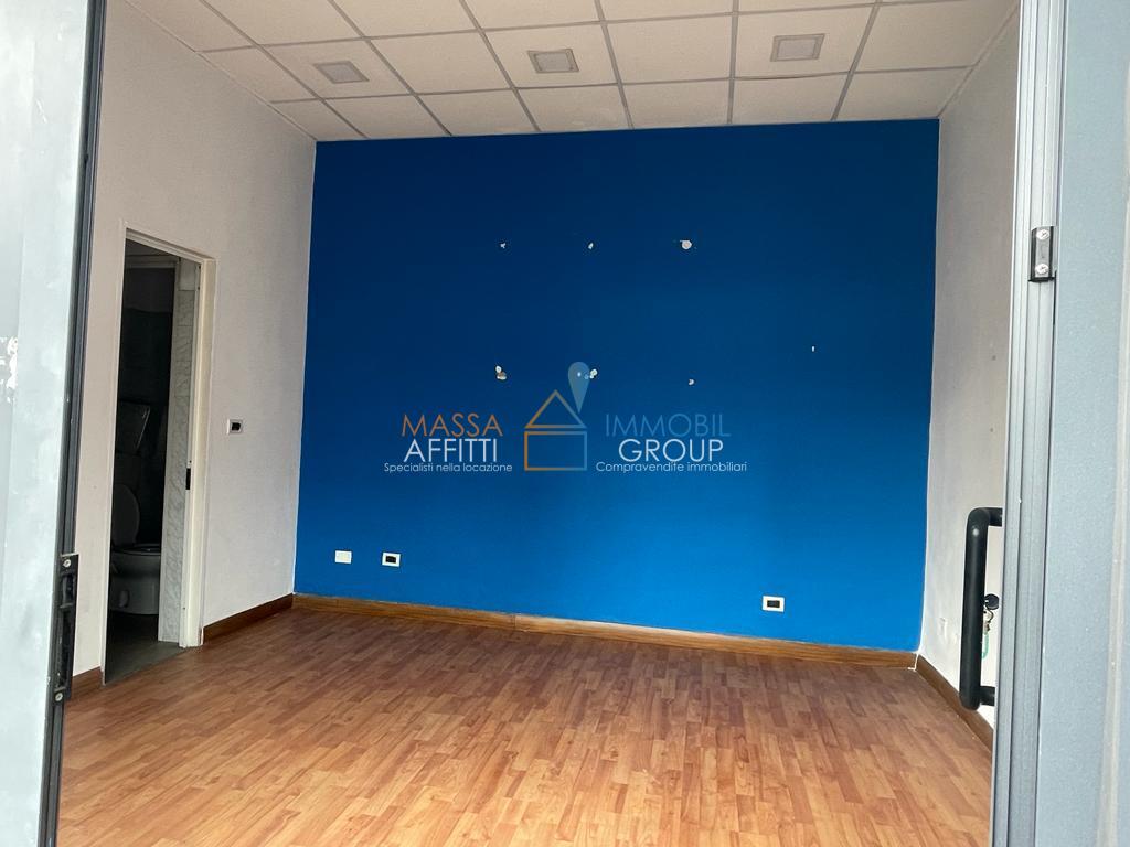 locale commerciale in vendita a Massa in zona Marina di Massa