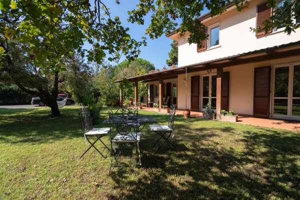 casa indipendente in vendita a Massa in zona Poveromo