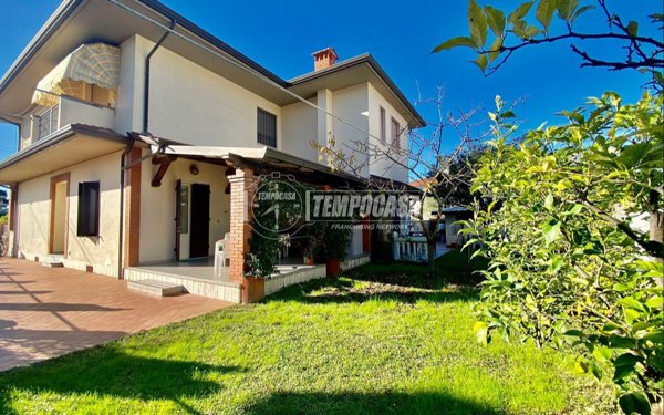 casa indipendente in vendita a Massa in zona Marina di Massa