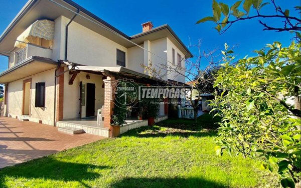 casa indipendente in vendita a Massa in zona Marina di Massa