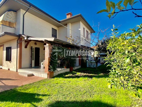 casa indipendente in vendita a Massa in zona Marina di Massa