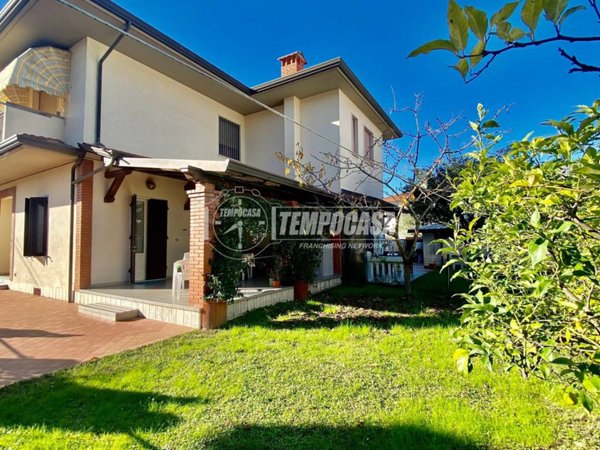 casa indipendente in vendita a Massa in zona Marina di Massa