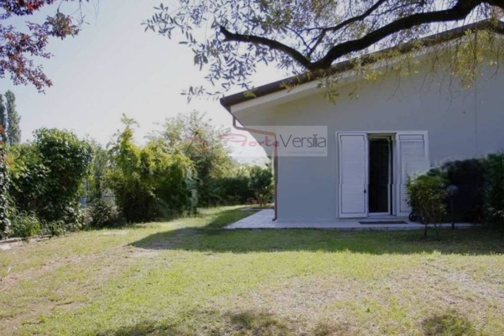 casa indipendente in vendita a Massa in zona Marina di Massa