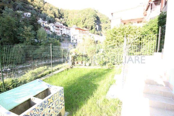 casa semindipendente in vendita a Massa in zona Canevara