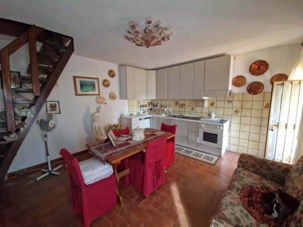 casa indipendente in vendita a Massa