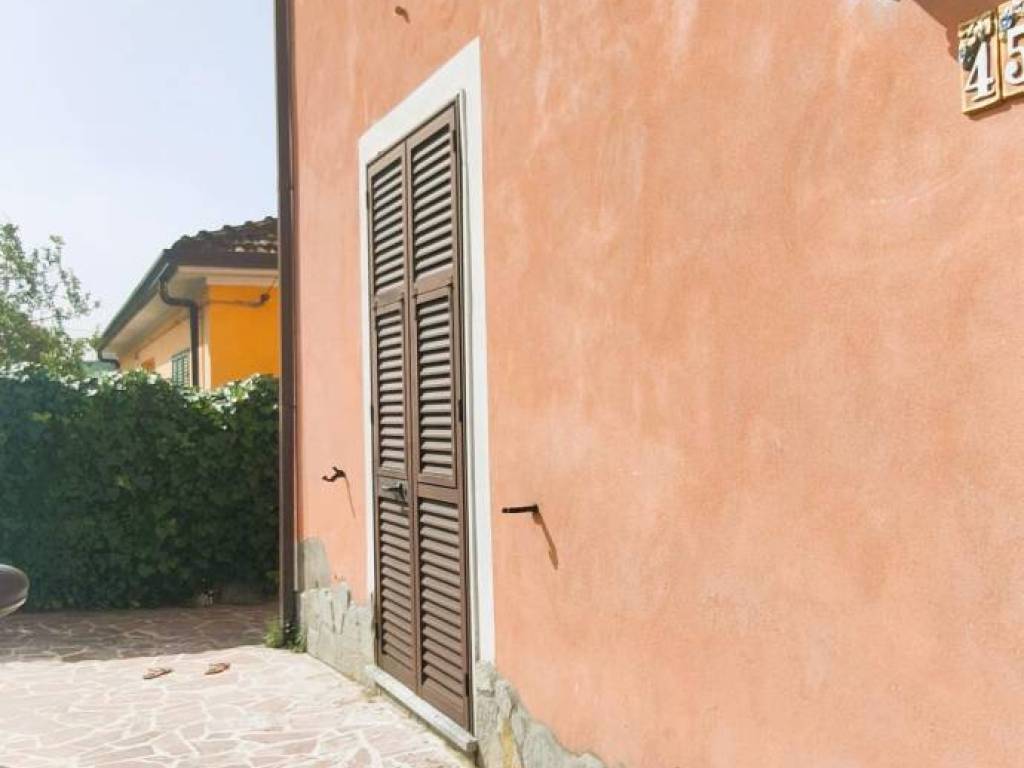 casa indipendente in vendita a Massa in zona Marina di Massa
