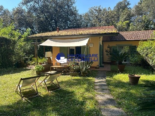 casa indipendente in vendita a Massa in zona Marina dei Ronchi